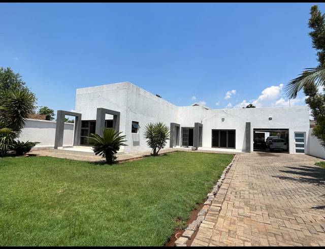 4 BEDROOM HOUSE FOR SALE IN OOS EINDE